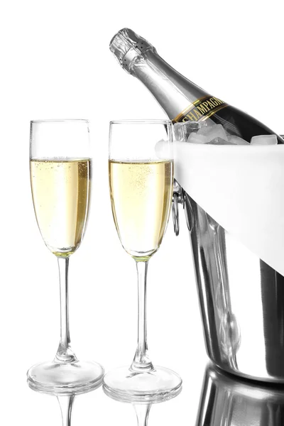 Flasche Champagner in Eimer und leeren Gläsern, isoliert auf weiß — Stockfoto