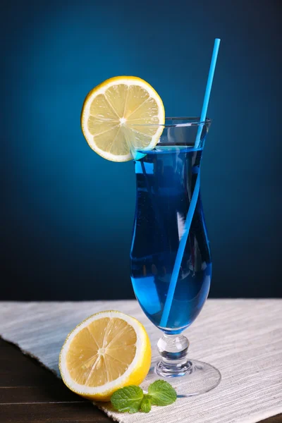 Kieliszek koktajlowy na stole na ciemnym niebieskim tle — Zdjęcie stockowe