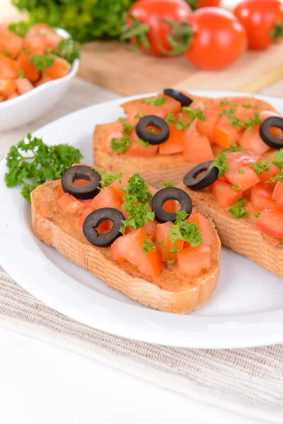Pyszne bruschetta z pomidorami na tabliczce na stół szczegół — Zdjęcie stockowe