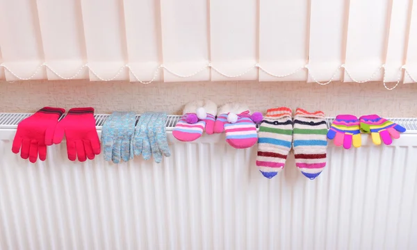 Gants tricotés séchant sur radiateur chauffant — Photo