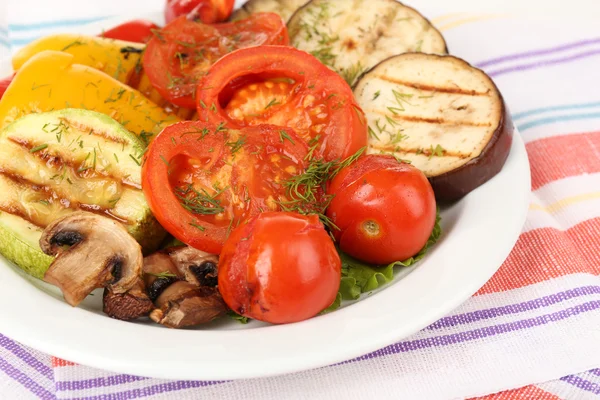 Deliciosos legumes grelhados no prato na mesa close-up — Fotografia de Stock