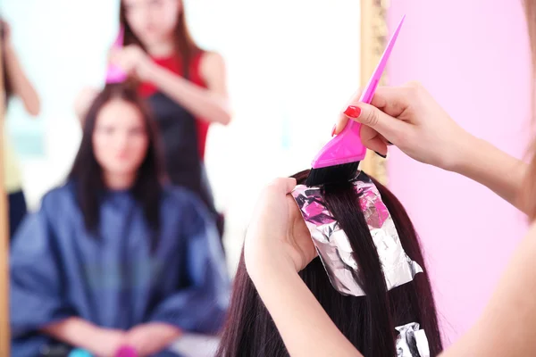 Mulher bonita cabeleireiro fazer penteado menina no salão de beleza — Fotografia de Stock
