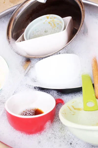 Utensils soaking in kitchen sink — Stock Photo, Image