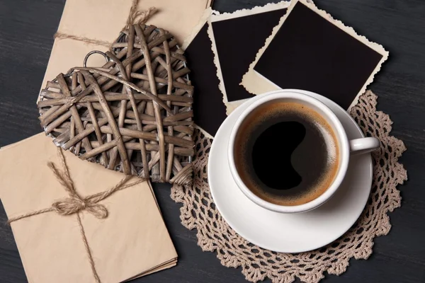 Cangkir kopi dan foto kosong lama, dengan latar belakang kayu — Stok Foto
