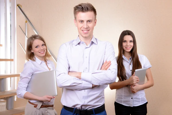 Geschäftspartner gemeinsam im Büro — Stockfoto