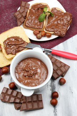 tatlı çikolata fındık ile bütün fındık yaymak ve ahşap zemin üzerine nane