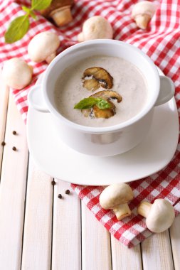 peçeteye ahşap arka plan üzerinde beyaz tencerede mantar çorbası