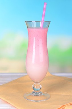 tablo üzerinde açık mavi renkli muzlu süt