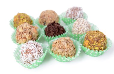 çikolata şekerleme üzerine beyaz izole kümesi