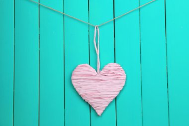 Ahşap arka planda dekoratif kalp