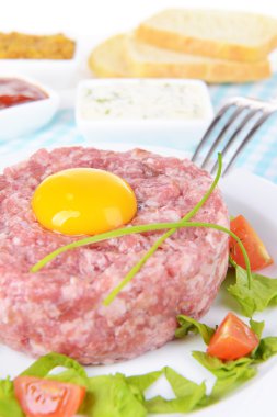 lezzetli biftek tartare ile sarısı plaka üzerinde tablo yakın çekim