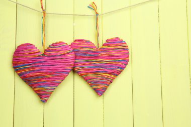 Ahşap arka planda dekoratif kalp