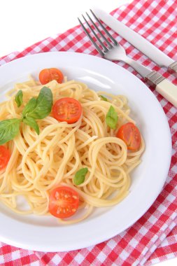 leziz spagetti domates plaka üzerinde tablo yakın çekim