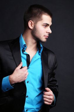 yakışıklı genç takım koyu arka plan üzerinde