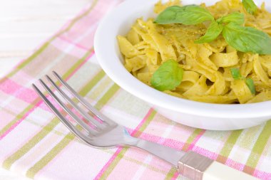 lezzetli pasta plaka üzerinde tablo yakın çekim pesto ile