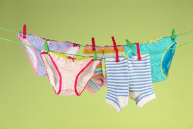 clothesline, renkli arka plan üzerinde asılı bebek giysileri