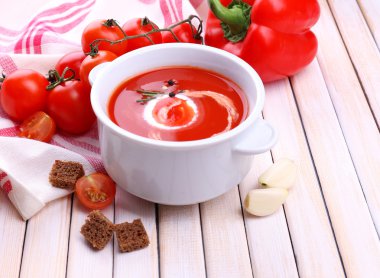 domates çorba ve sebze ahşap tablo