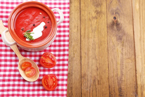 木製のテーブル上でおいしいトマト スープ — ストック写真