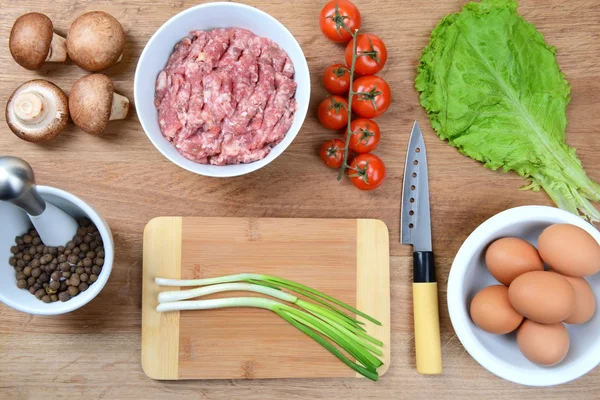 Produtos diferentes na mesa de cozinha close-up — Fotografia de Stock