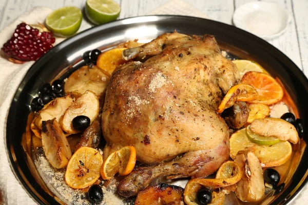 Whole roasted chicken with vegetables on tray, on wooden background — Stock Photo, Image