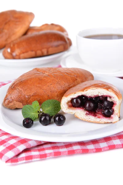 Pasticcini appena sfornati con ribes sul piatto primo piano — Foto Stock