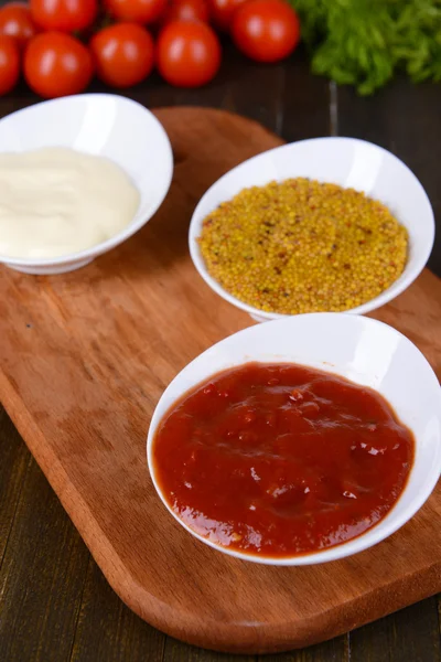 Varias salsas en la tabla de cortar en primer plano de la mesa — Foto de Stock