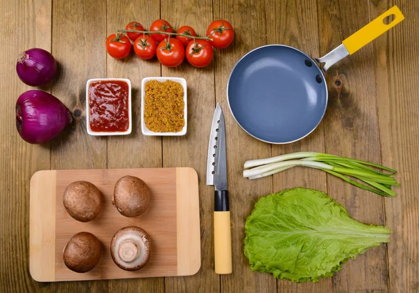Farklı ürünler üzerinde mutfak masa yakın çekim — Stok fotoğraf