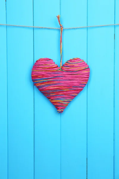 Coeur décoratif sur fond en bois — Photo