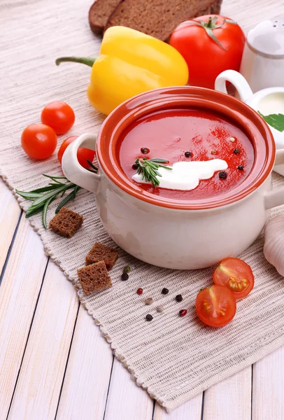 可口的西红柿汤和木制的桌子上的蔬菜 — 图库照片