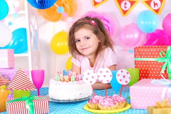 Досить маленька дівчинка святкує свій день народження — стокове фото