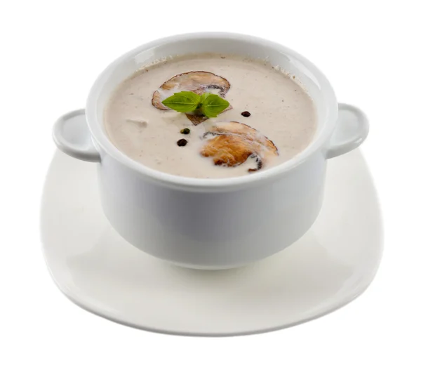 Sopa de cogumelos em tigela branca, em prato, isolado em branco — Fotografia de Stock
