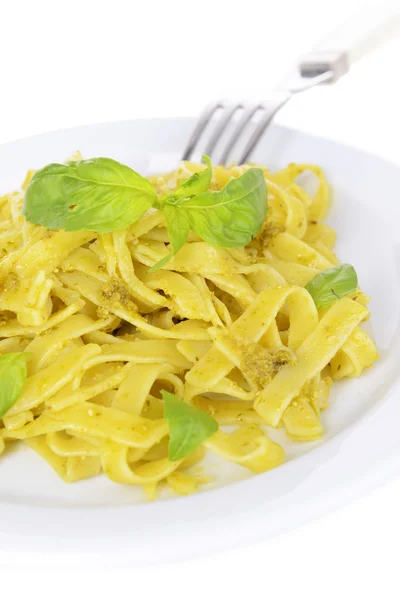 Heerlijke pasta met pesto op plaat close-up — Stockfoto