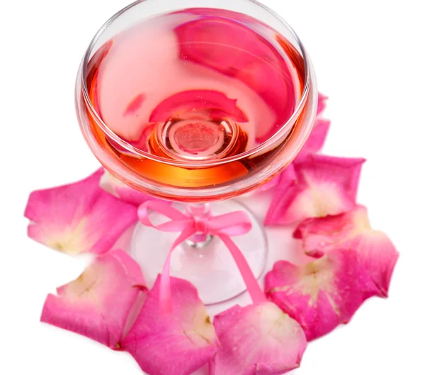 Composición con vino espumoso rosa en copa y pétalos de rosa aislados en blanco —  Fotos de Stock