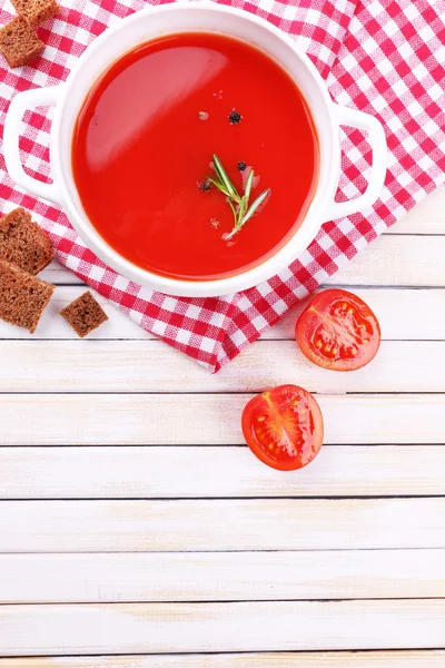 Smaczne zupa pomidorowa na drewnianym stole — Zdjęcie stockowe