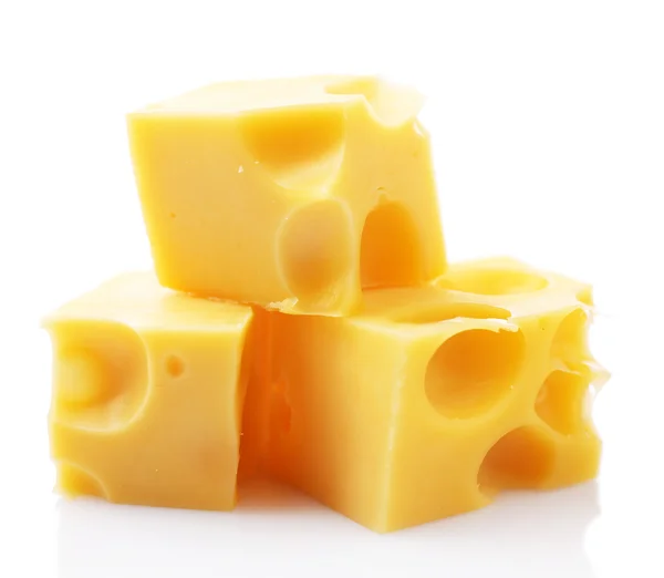 Шматочки сиру, ізольовані на білому — стокове фото