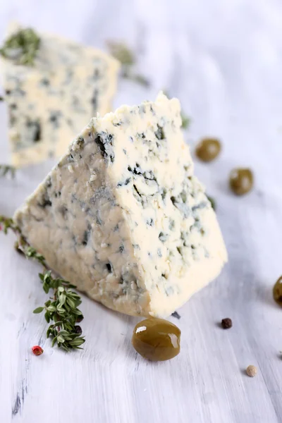 Sabroso queso azul con tomillo y aceitunas sobre mesa de madera — Foto de Stock