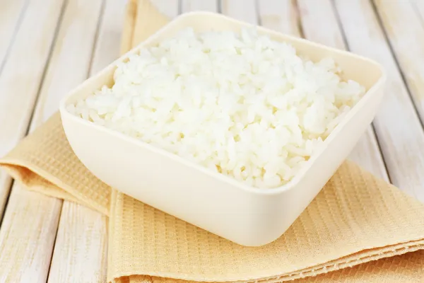 Kokt ris i skål på trä bakgrund — Stockfoto