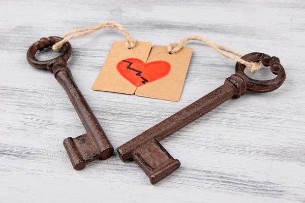 Les clés du cœur, photo conceptuelle. Sur fond en bois couleur — Photo