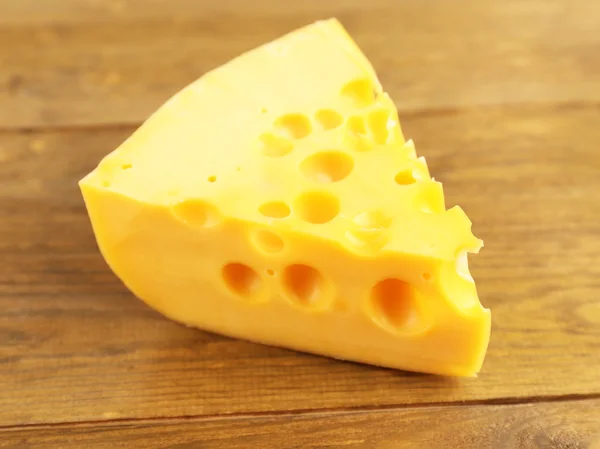 Morceau de fromage sur fond en bois — Photo
