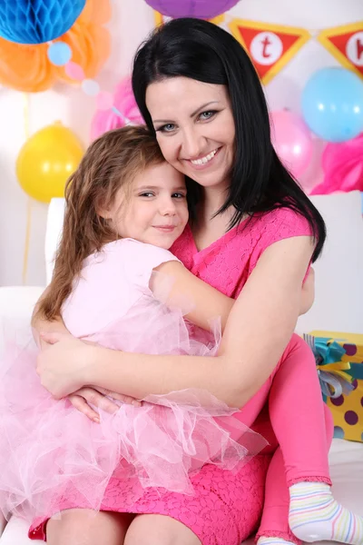 Hübsches kleines Mädchen mit Mama feiert ihren Geburtstag — Stockfoto