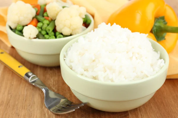 Gekochter Reis mit Gemüse auf Holztisch aus nächster Nähe — Stockfoto