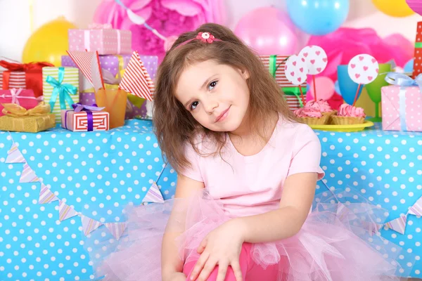Söt liten tjej fira sin födelsedag — Stockfoto