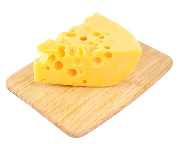 Pedaço de queijo sobre tábua de madeira, isolado sobre branco — Fotografia de Stock