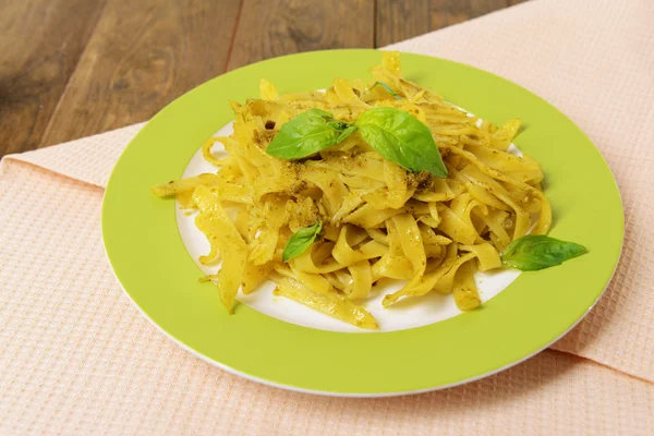 Heerlijke pasta met pesto op plaat op tabel close-up — Stockfoto