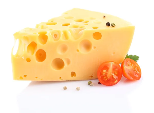 Morceau de fromage et tomates, isolé sur blanc — Photo