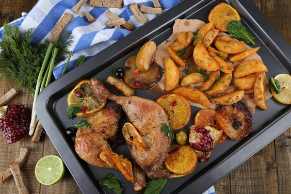 フライド ポテトとパン、木製の背景上に野菜と自家製ロースト鶏ばち状核突起 — ストック写真