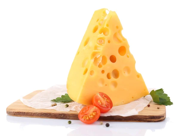 Pedazo de queso y tomate, sobre tabla de madera, aislado sobre blanco —  Fotos de Stock