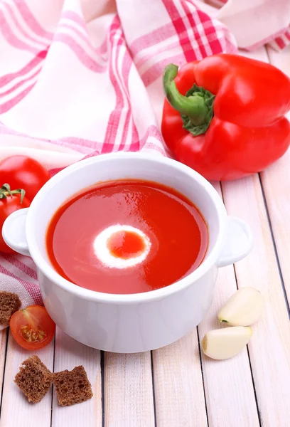 Gustosa zuppa di pomodoro e verdure sul tavolo di legno — Foto Stock