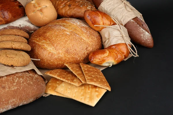 Διαφορετικά είδη ψωμιού σε μαύρο φόντο, γκρο πλαν — Φωτογραφία Αρχείου
