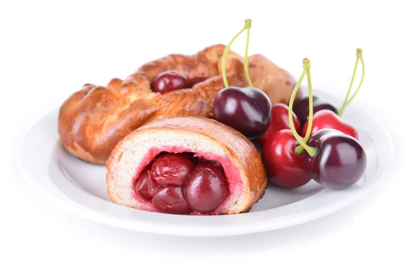 Pasteles recién horneados con cereza aislada en blanco — Foto de Stock